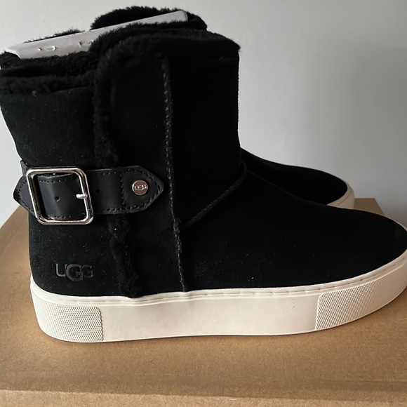 Ugg boots new in box ! Sz 7 black great present for any occasion. - Picture 3 of 7